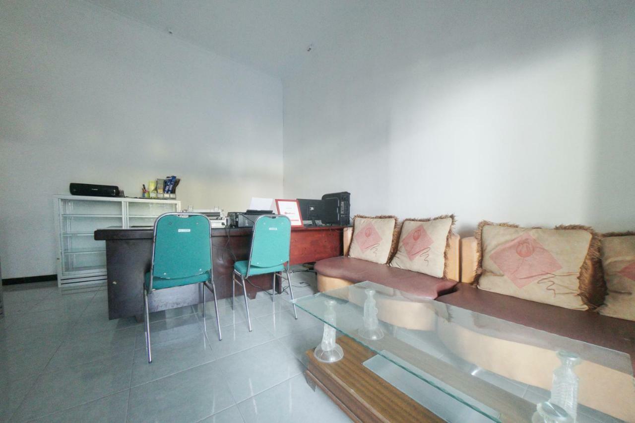 Reddoorz Syariah Near Mall Roxy Banyuwangi 2 Kültér fotó