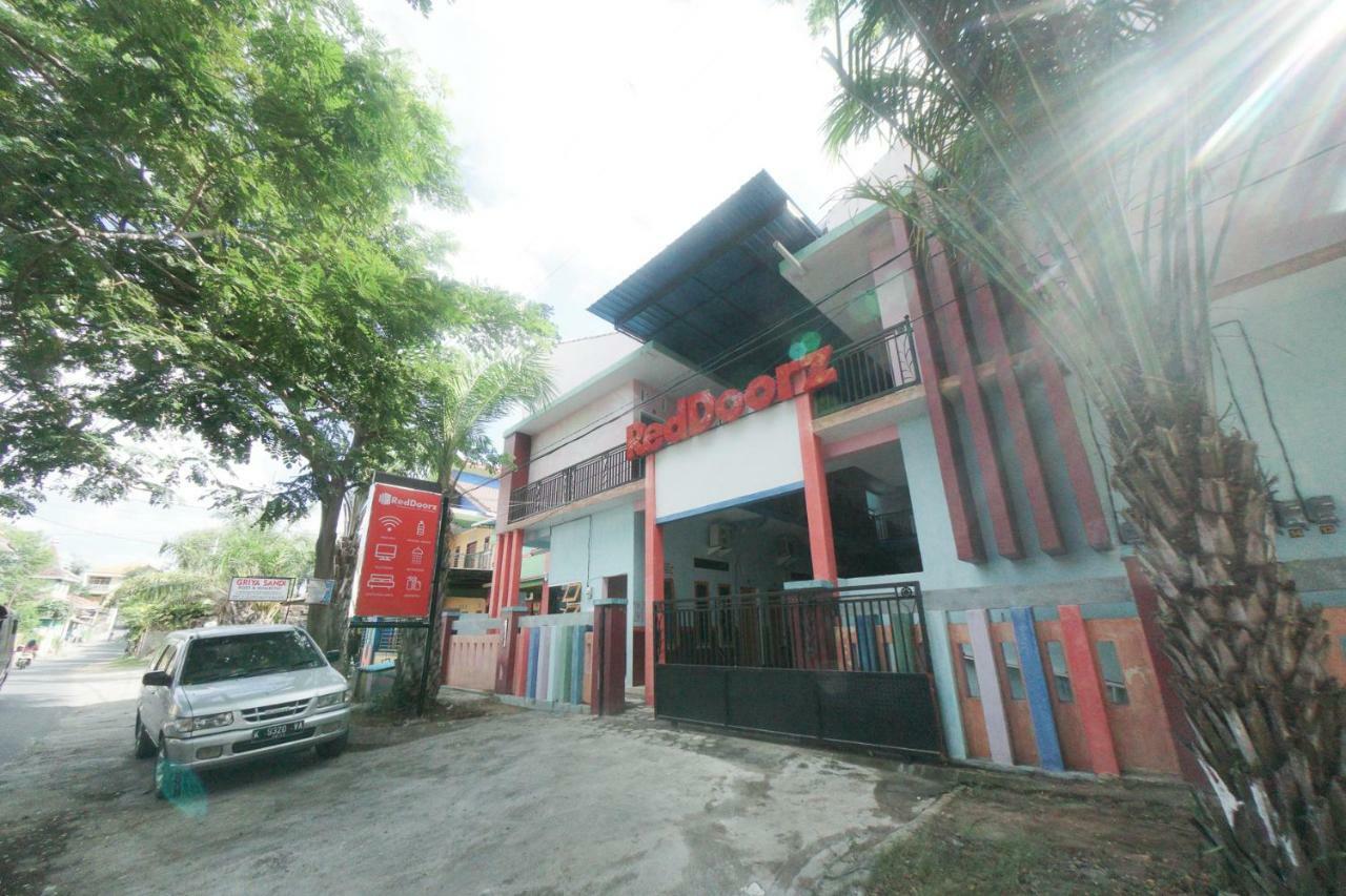 Reddoorz Syariah Near Mall Roxy Banyuwangi 2 Kültér fotó